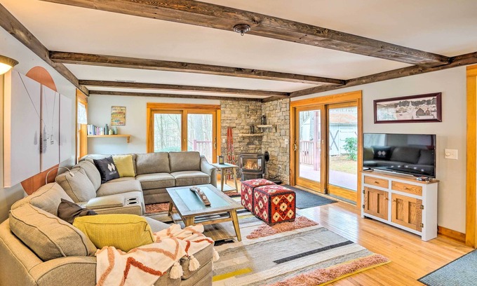 Charlemont Condominio | Berkshires Getaway < 1 Mi Skiing & Hiking!