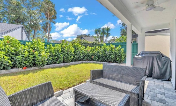 Palm Valley Casa | Bermuda Bungalow - 3BR stay w BBQ & beach access
