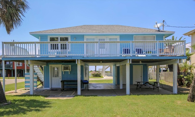 Bermuda Beach Casa | Bermuda Escape: Charming, 2nd row Beach Cottage w/ backyard!