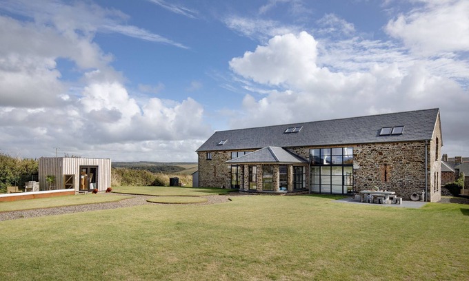 Hartland Cabaña | Berry Barn is a tranquil haven nestled in an Area of Outstanding Natural Beauty