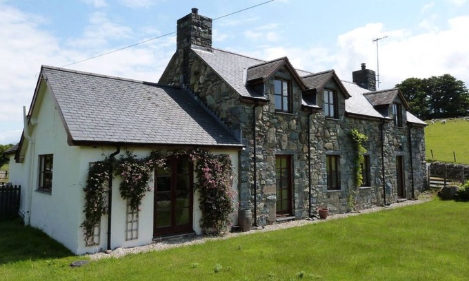 Llanelltyd Casa | Construido en piedra y pizarra tradicionales de Gales, Berthlwyd ofrece habitaciones amplias y confortables.