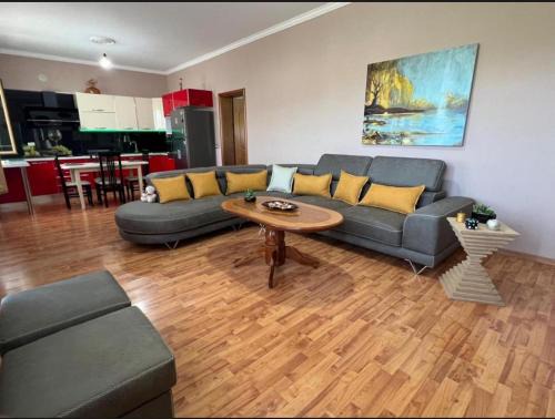 Mbrostar-Urë Apartamento | Besa House