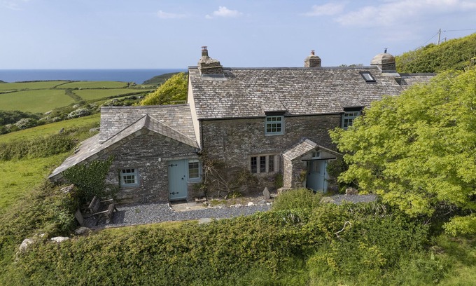 Trebarwith Cabaña | Besloe is a beautifully preserved Grade II listed Cornish five bedroom home