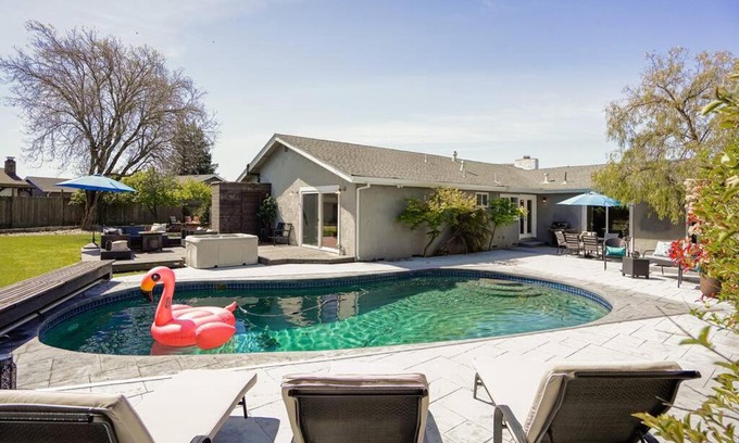 Petaluma Casa | Bespoke Family Resort w/ Pool+Spa+Outdoor Shower
