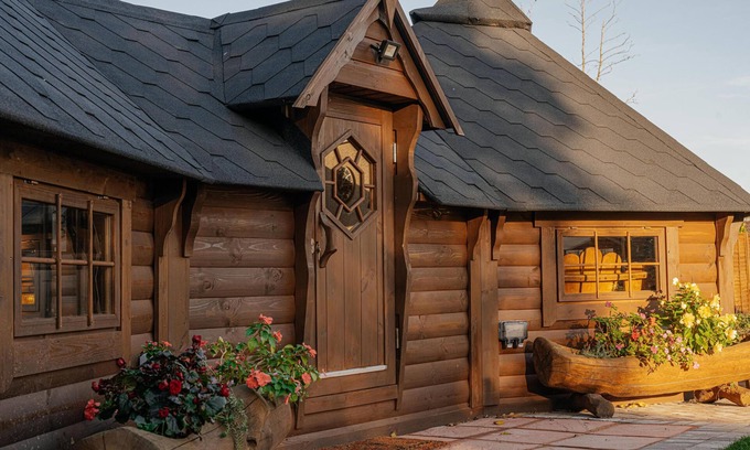 Pentney Cabina | Bespoke holiday home with private pool and hot tub, sleeps 8 ref 34073P