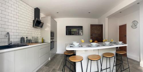 Doncaster Casa | Bessie House 3BED SD with Parking Racecourse Goffs Eco Power Stadium A1 M18 M1 M62