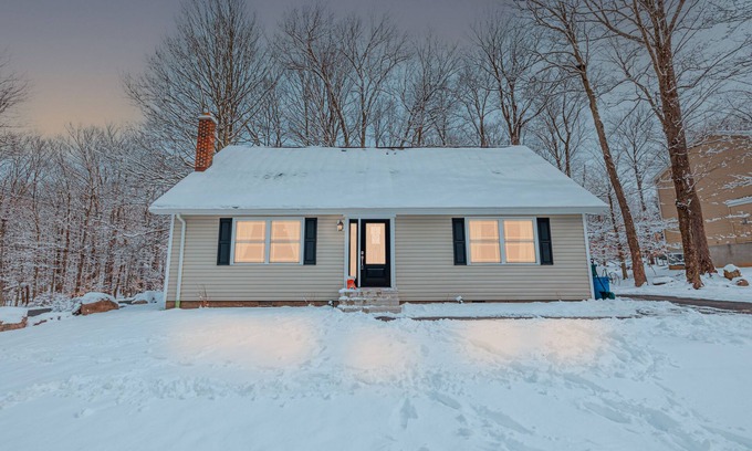 Tobyhanna Casa | 🍂Best Big lot🍂.PRiv. hot tub,king suite, g.room, fire p.Pool t.