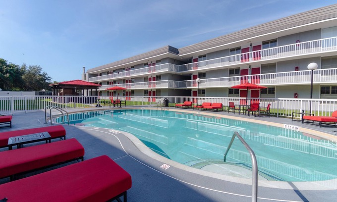 Ocala Hotel | Best Choice! Free Breakfast and Free Parking, Seasonal Pool, Pets Allowed!