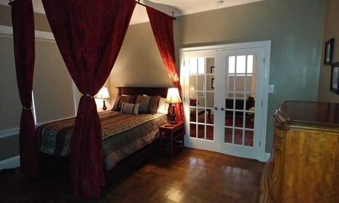 East Bronx Casa | Best in NYC! Urban feel private garden, easy access to all of NYC,NJ, LI & Conn.