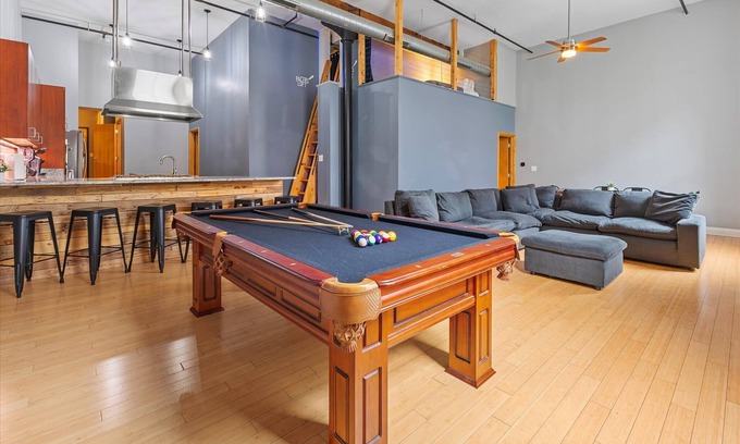 Wholesale District Apartamento | Best Location for Conventions, Sports, & Nightlife
