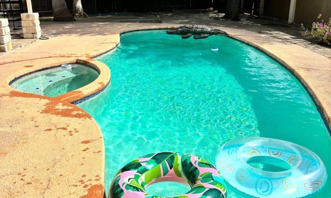 McAllen Casa | Best location in McAllen: pool, unwind, perfect for groups, Prime Location