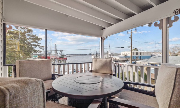 Hobucken Apartamento | Best Location in Oriental, NC! Sleeps up to 14! Steps away from Oriental Marina!