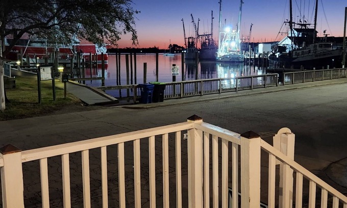 Oriental Apartamento | Best Location in Oriental, NC! 2 Queens!