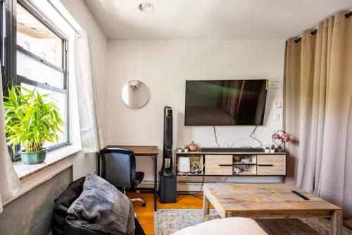 Queens Casa | BEST LOCATION IN QUEENS, Everything is near by, PRIVATE ROOM