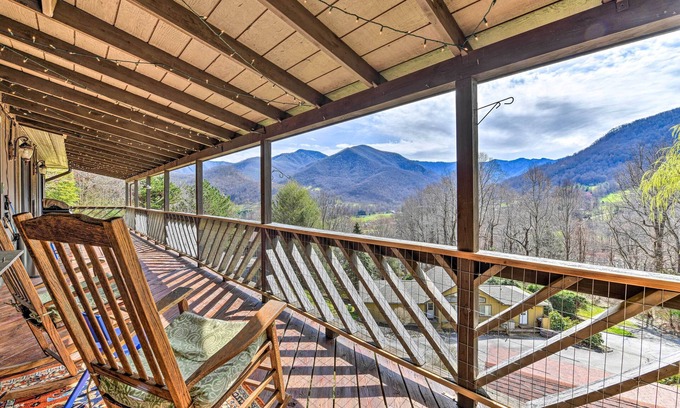 Valley Creek Run Cabina | Best Location - Maggie Valley Cabin w/ Hot Tub!