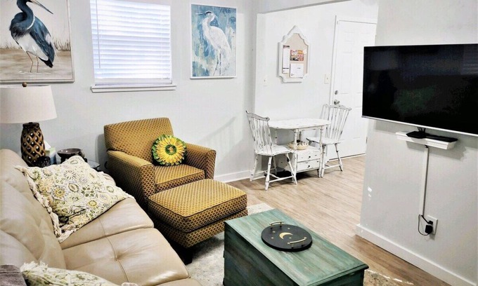 Old Town Casa | BEST location Quiet Cottage Pets Kitchen