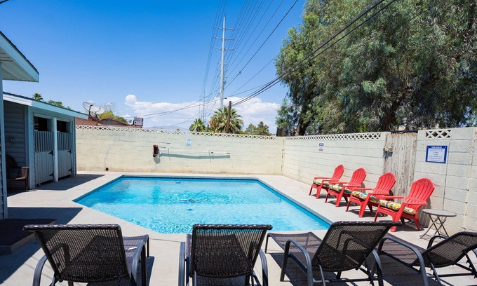 Rancho Oakey Casa | Best of Las Vegas Getaway | Sparkling Pool