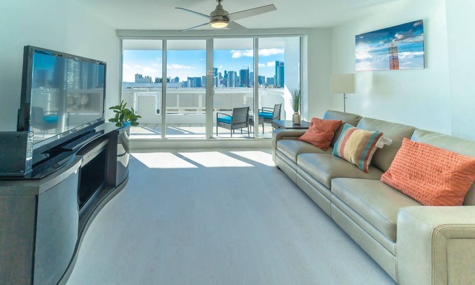 Edgewater Condominio | Best of Miami including free yacht cruise