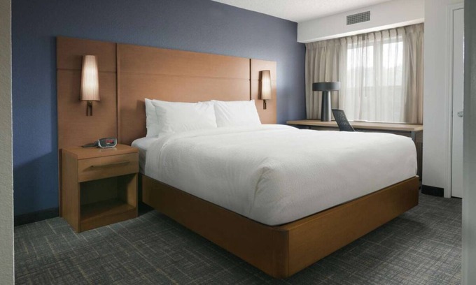 Fossil Creek Hotel | Best Place to Stay in Fort Worth! Outdoor Pool, Free Parking and Breakfast!