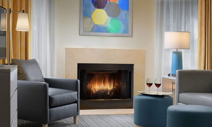 Highland Hills Casa | Best Place to Stay in Lombard! Free Parking, Pets Allowed