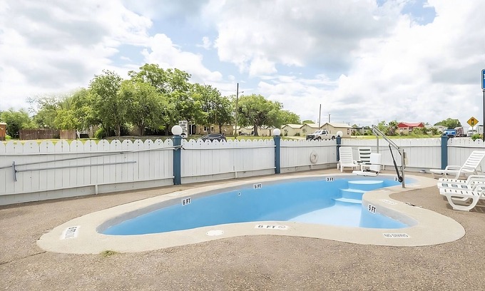 Three Rivers Casa | Best Place to Unwind! Pet-Friendly Property, Parking, Outdoor Pool!