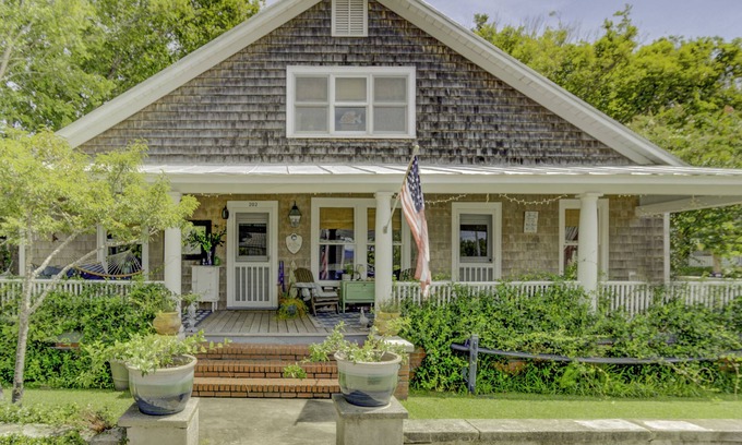 Swansboro Cabaña | Best Porch in Swansboro! 1 Block to Front Street. Dog friendly.