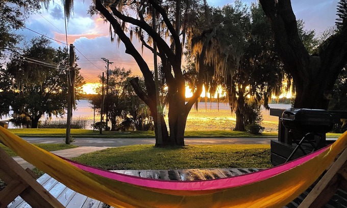 Winter Haven Casa | Best sunsets in Winter Haven. Lakefront home 5 minutes from downtown!