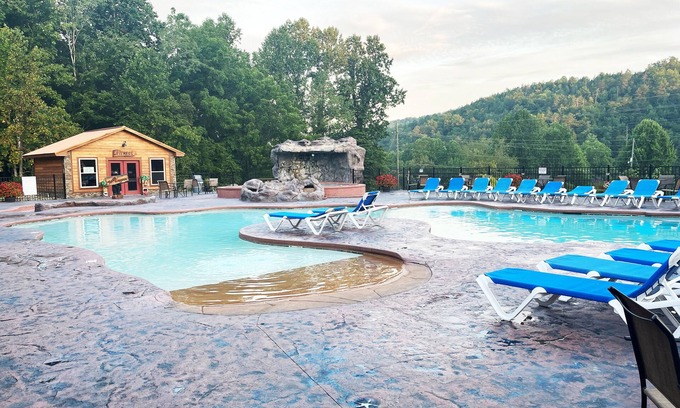 White Oak Lodge Cabina | Best Value in Gatlinburg! Hot Tub, Games, Views, Pool, Fire Pit, Pickleball!