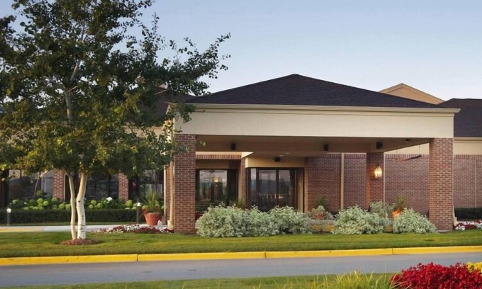 Brookfield Casa | Best Value, Quality Stay! 2 Modern Units, Indoor Swimming Pool, Pets Allowed!