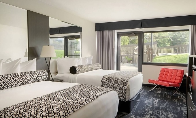 Riverside Hotel | Best Value, Quality Stay! Pets are Allowed, Near Mobius Children's Museum!