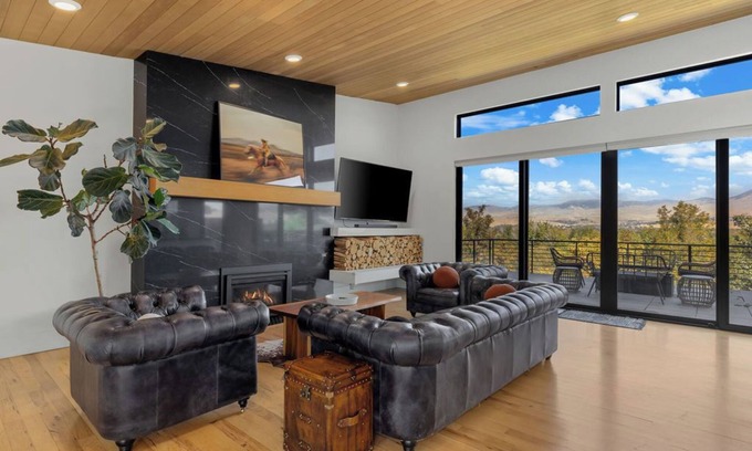 Central Rim Villa | BEST VIEW IN BOISE/ SAUNA / HOT TUB / CENTRAL / 4BR / SLEEPS 10 / LUX