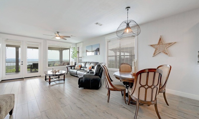 Jonestown Condominio | BEST View of Lake Travis!! Largest 3 Bed-3 Bath Floor Plan-THE HOLLOWS-Sleeps 8