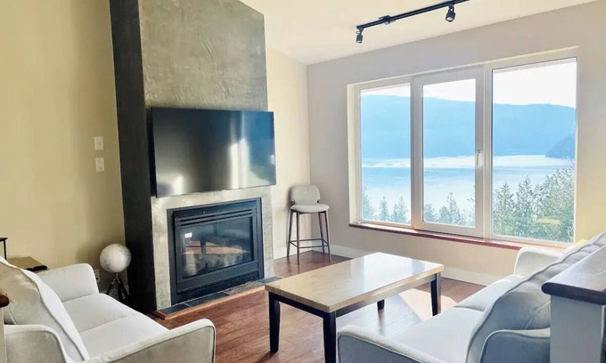 Sicamous Condominio | Best views in all of Sicamous!