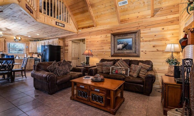 Branson Cedars Cabina | Cross Timber Lodge- 3 dormitorios y mesas de juegos y loft - ¡Las mejores vistas en toda el área! Bañera de hidromasaje y parrilla
