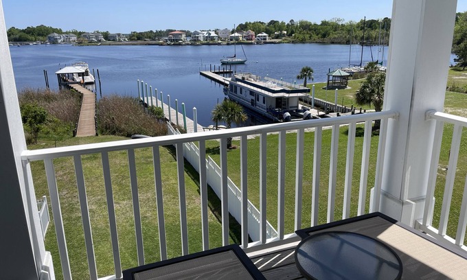 Jacksonville Casa | Best Waterfront View in Jacksonville, NC