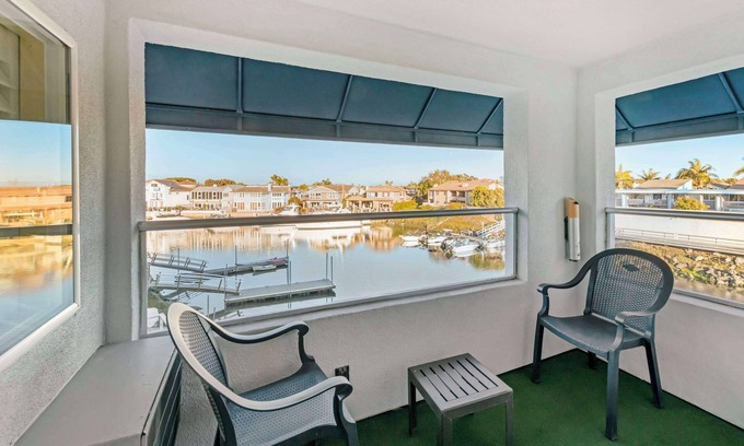 Sunset Beach Hotel | Best Western Harbour Inn & Suites Huntington - Sunset Beach
