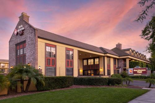 Anaheim Resort Hotel | Best Western Plus Raffles Inn & Suites