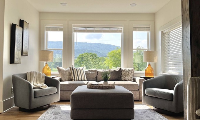 Russellville Casa | Bethel House at the base of Mt Nebo, stunning views!