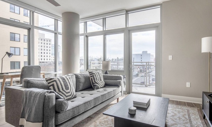 Woodmont Triangle Apartamento | Bethesda 2BR w/ W/D, Gym & Pool, nr dining, by Blueground