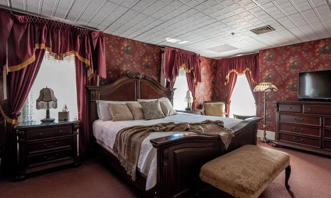 Geneseo Cama Y Desayuno | Bethia Room - Big Tree Inn - In-Room Jacuzzi
