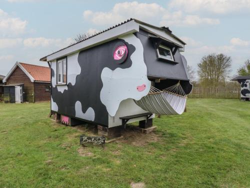 Woodbridge Casa | Betsy Cow Shed 2