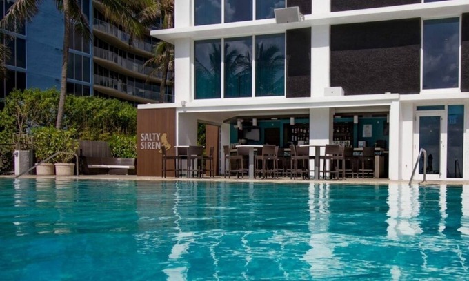 Central Beach Hotel | CADA ESTANCIA! 2 unidades modernas para 8, piscina, bañera de hidromasaje