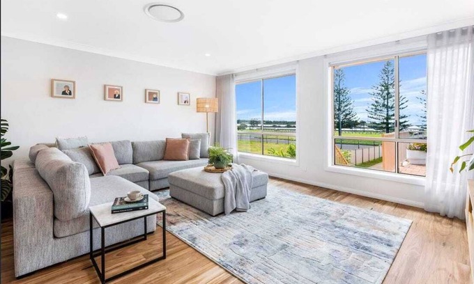Lake Illawarra Casa | Betty: Luxe at the seaside - Lake Illawarra foreshore and Warilla Beach