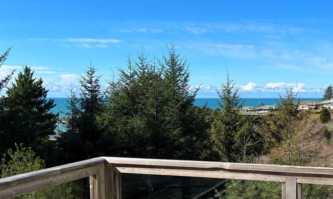 Brookings Casa | Betty's Beach House Bungalow