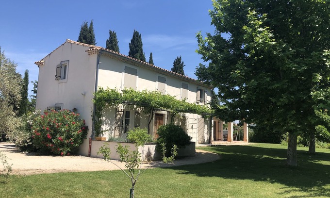 Maillane Otro | Entre Aviñón y Alpilles, reciente casa de campo provenzal tradicional. Jardín y piscina