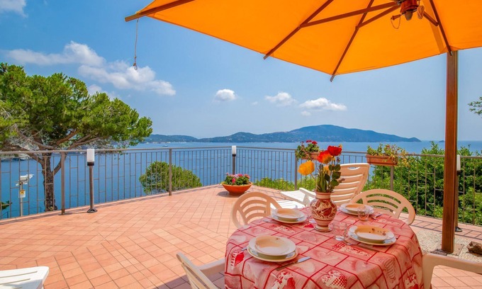 Lacona Villa | Villa inmersa en el parque con una vista impresionante del mar.
