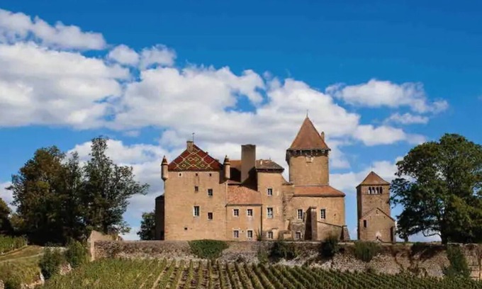 La Roche-Vineuse Apartamento | Between rocks, vines and castles