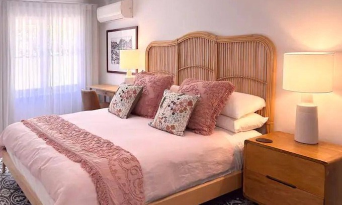 Floreat Casa | Between the City and the Sea w/ King Size Bed