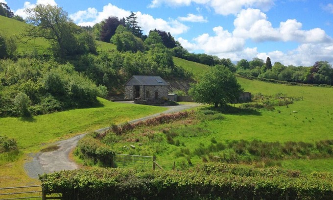 Machynlleth Casa | Parte de una granja orgánica en funcionamiento Beudy Clygo es un acogedor granero reconvertido ubicado en una ladera aislada w