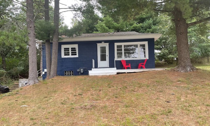 Lake Delton Cabaña | Beutiful cottage with pool & beach views
